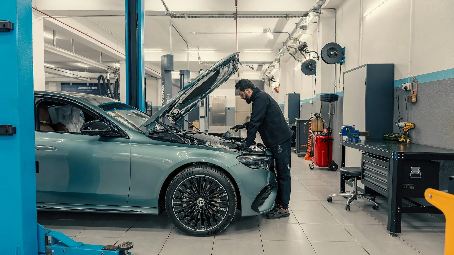 Atelier automobile moderne, propre et organisé