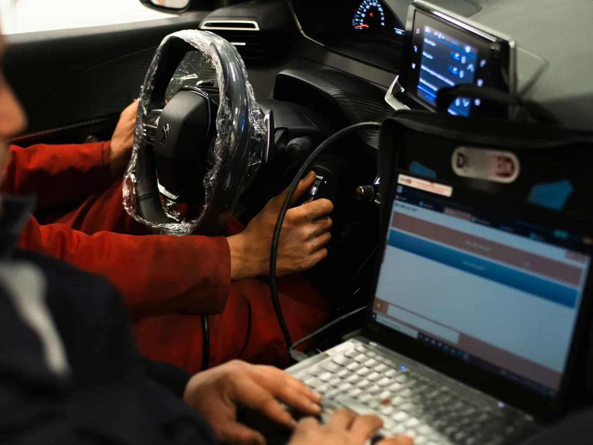 Outil de diagnostic électronique connecté à un véhicule
