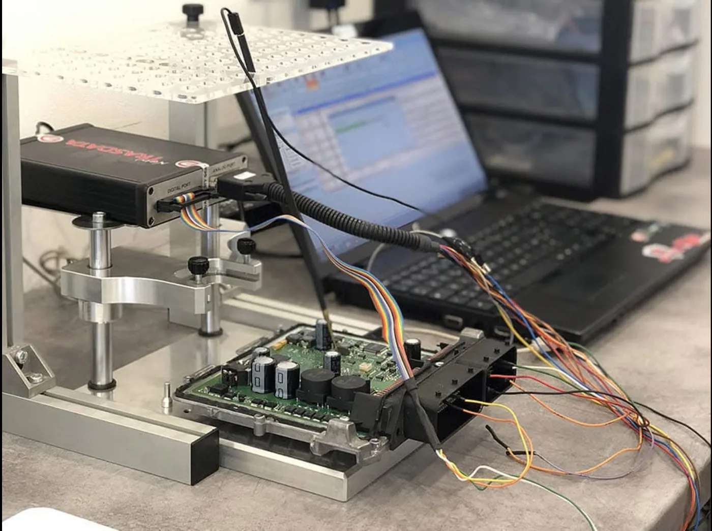 Atelier EcoPerf Auto avec banc et environnement technique de reprogrammation moteur